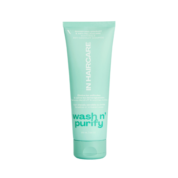Un tube vert menthe de 250 ml de Shampoing apaisant : Wash n' Purify de In Hair Care, étiqueté en français et en anglais, avec un bouchon blanc et un texte pour les cuirs chevelus sensibles ou irrités.