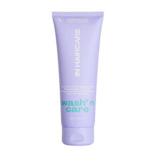 Un tube de 250 ml de Shampoing doux Wash n' care de In Hair Care à la lavande, étiqueté en anglais et en français, spécialement formulé pour les cheveux secs ou abîmés.