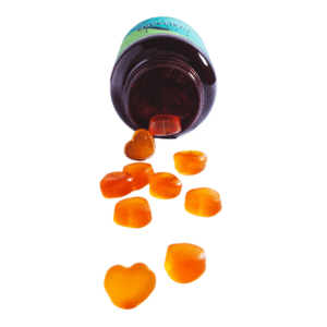 Une bouteille ouverte de Gummies - Cure pousse de cheveux - In Hair Care renverse des gummies orange en forme de cœur sur une surface blanche.