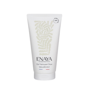 Le Gel nettoyant doux visage naturel-Enaya est un tube blanc de 150 ml. Il est orné d'un motif botanique subtil, d'un texte en français et de lignes bleues et rouges dans le bas du tube. Convient pour un nettoyage en douceur du visage, du corps et des cheveux.