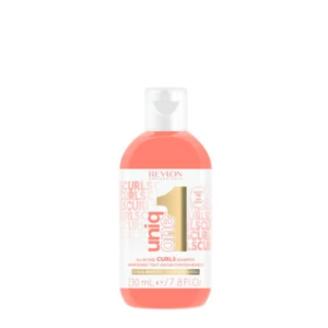 Le flacon de 230 ml de Shampooing Uniq One Curls Revlon Professional - avec un liquide rose et une étiquette blanche avec un texte or et rouge - est un shampooing hydratant idéal pour des boucles douces et définies.
