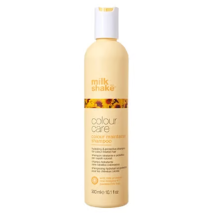 Un flacon beige de shampooing Milk Shake Colour Care Colour Maintainer, 300 ml, s'associe parfaitement au masque capillaire Goldwell Dualsenses Just Smooth Lissant, 200 ml, pour des cheveux lisses et éclatants.