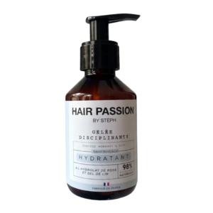Un flacon pompe marron de "Gelée disciplinante-hydratante-Hair Passion by Steph-150ml" pour cheveux normaux à secs, avec du gel hydratant pour cheveux crépus, de l'hydrolat de rose et des graines de lin. Fabriquée en France à partir de 98% d'ingrédients naturels.