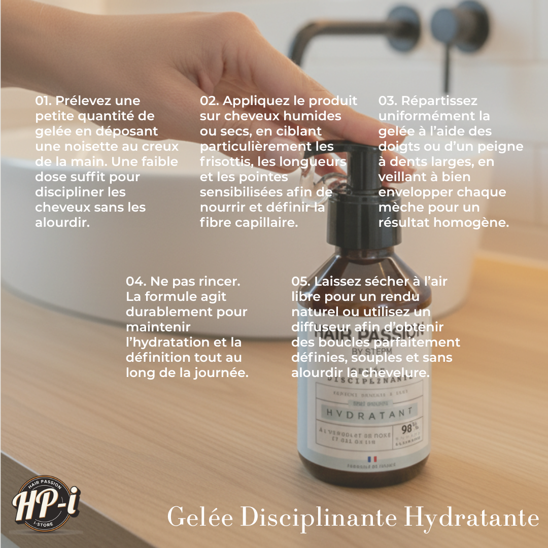 Une main pompe Gelée disciplinante -hydratante-Hair Passion by Steph-150ml à partir d'un flacon brun "Hydratante" à côté d'un lavabo blanc. Des instructions sur les soins capillaires en français se superposent à l'image, avec le logo HP-i dans le coin inférieur gauche.