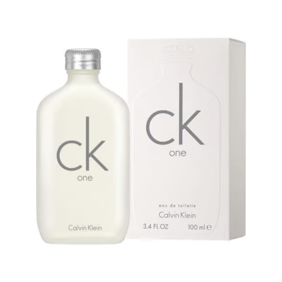 L'Eau de Toilette Calvin Klein CK ONE 100 ml est présentée avec sa boîte blanche, toutes deux arborant le logo gris minimaliste "ck one". Ce parfum unisexe, frais et moderne, est présenté dans un flacon de 100 ml (3,4 fl oz).