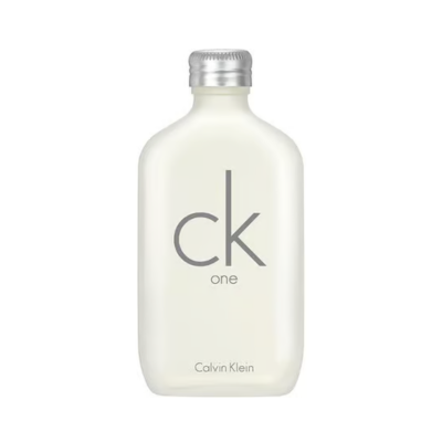 L'Eau de Toilette Calvin Klein - CK ONE - 100 ml se présente dans un flacon transparent et givré avec un bouchon argenté et un design minimaliste, avec "ck one" en lettres grises et "Calvin Klein" en bas.