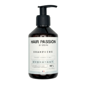Un flacon de 250 ml de Shampooing hydratant - Hair Passion by Steph, avec pompe distributrice, pour cheveux normaux à secs - contient de l'hydrolat de rose, de l'acide hyaluronique et 99% d'ingrédients naturels. Parfait comme shampooing hydratant naturel pour les cheveux bouclés.