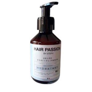 Un flacon pompe en plastique marron étiqueté "Gelée disciplinante -hydratante- Hair Passion by Steph, 150ml", avec un texte en français et une étiquette blanche, conçu pour les soins capillaires.