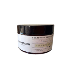 Le Shampooing exfoliant - Hair Passion by Steph - 315 g est un pot rond et foncé contenant 99% d'ingrédients naturels, dont de l'hydrolat de menthe et du sel de mer. Il s'agit d'un gommage purifiant du cuir chevelu idéal pour les cheveux normaux à gras.