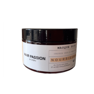 Un pot brun de 250 ml étiqueté "Masque soin nourrissant-Hair Passion by Steph" contient un masque capillaire nourrissant à l'huile de coco et à l'acide hyaluronique, avec des textes en français et en anglais pour les cheveux secs à très secs.