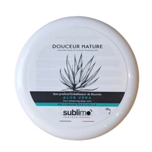 Un contenant blanc et rond étiqueté "Soin profond embellisseur de boucles à l'Aloe Vera-Sublimo-150ml" avec une illustration d'une plante d'aloe vera, par Sublimo Professionnel.