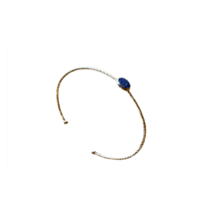 Le Bracelet jonc en acier inoxydable ou et strass bleues est une manchette en acier inoxydable de couleur or, ornée de strass bleus, présentée sur fond blanc.