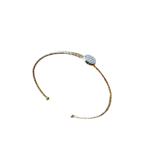 Un délicat bracelet jonc en acier inoxydable ou, présentant des strass rouges étincelants sur une bande d'or texturée. Le design ouvert ajoute de l'élégance à cet accessoire féminin chic.