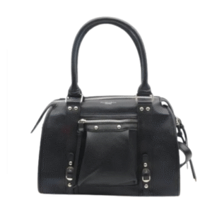 Le Sac bowling en cuir noir est doté de cuir noir, de doubles poignées, d'une fermeture argentée, d'une poche zippée sur le devant et de boucles décoratives sur le devant.