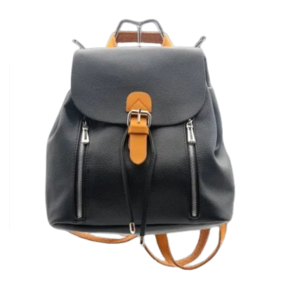 Le Sac à dos en cuir grainé noir et marron est présenté sur fond blanc, avec un corps en cuir noir, deux fermetures à glissière sur le devant, un rabat avec une sangle à boucle beige, des bandoulières et une poignée beige assorties.