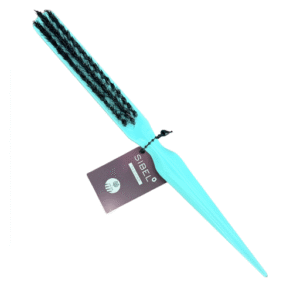 Une assiette à crêper Brosse TAQUINO 22 cm - Sibel-Noire à poils noirs et manche pointu, munie d'une étiquette Sibel attachée par un lien torsadé noir, est présentée sur un fond blanc.