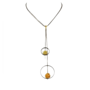 Le Collier fantaisie pierre orange jaune est un collier moderne composé d'une chaîne fine et de deux pendentifs circulaires - un petit et un grand - renfermant chacun une perle jaune ou orange.