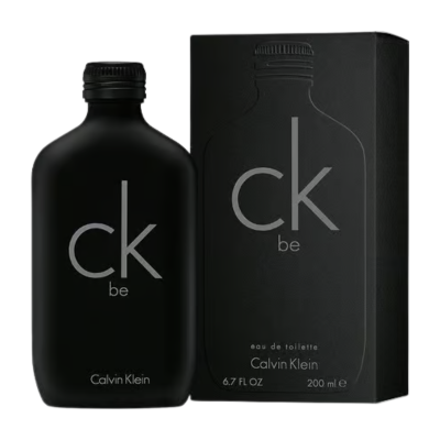 Un flacon noir mat de 200 ml de l'Eau de toilette Calvin Klein Be se trouve à côté de son coffret assorti, tous deux ornés d'un texte minimaliste en argent.